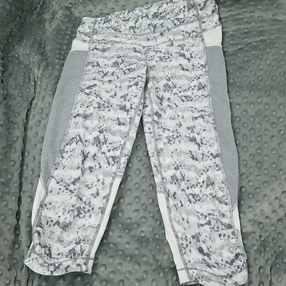 Athleta Relay Capris Camo white XS